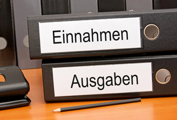Steuerberater Dobat in Pinneberg stellt Einnahmen und Ausgaben gegenüber Foto von Ordnern | Steuerberater Pinneberg